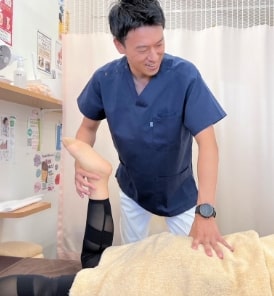 施術するこやま院長